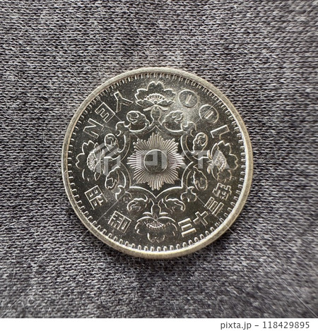 銀貨の輝き【鳳凰100円銀貨(裏面)＜銀600/銅200/亜鉛100＞】昭和33年 118429895