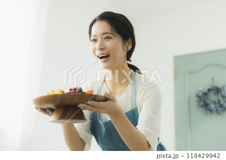 スイーツを持つエプロンの女性　　 　 118429942