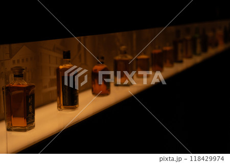 ウイスキーの蒸留施設に並んだボトル 118429974