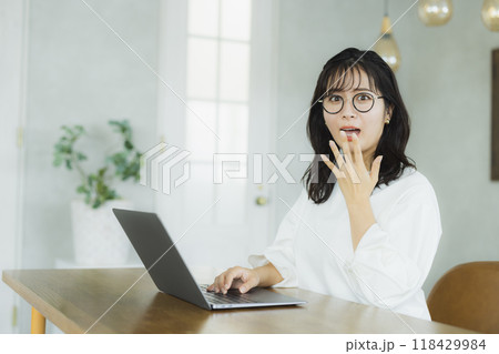 オフィスカジュアルの若い女性 オフィスカジュアルの若い女性 118429984