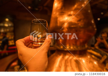 バーで飲むウイスキー 118430016