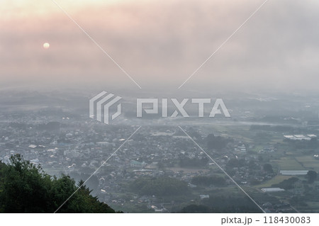朝靄に浮かび上がる秋の関東平野 118430083