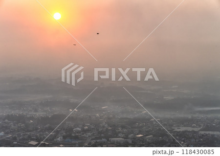 朝靄に浮かび上がる秋の関東平野 118430085