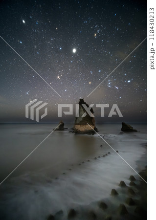 夫婦岩と初秋のオリオン座 118430213