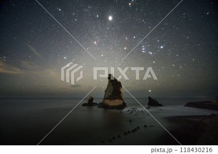 夫婦岩と初秋のオリオン座 118430216