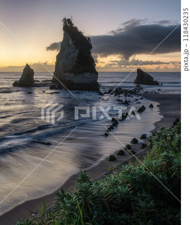 朝陽に染まる小島 朝陽に染まる小島 118430235