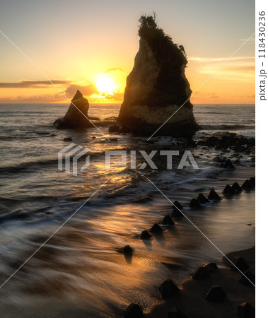 朝陽に染まる小島 118430236