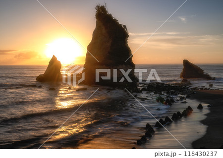 朝陽に染まる小島 118430237