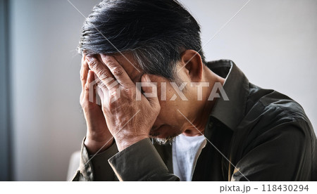 頭を抱えて悩む男性（AI生成画像） 118430294