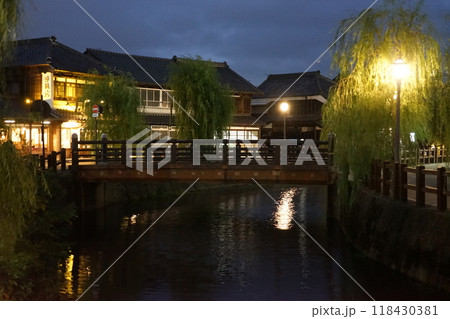 千葉県香取市佐原の小野川と街並みの夜景 118430381
