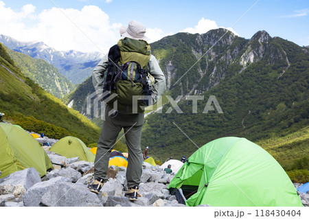 絶景の山を眺める登山者 絶景の山を眺める登山者 118430404