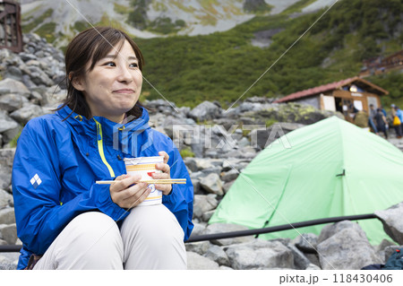 テント泊登山をする女性 118430406