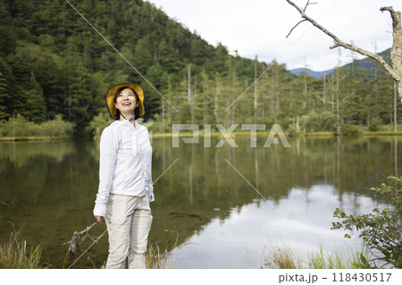 自然を観光する女性 118430517