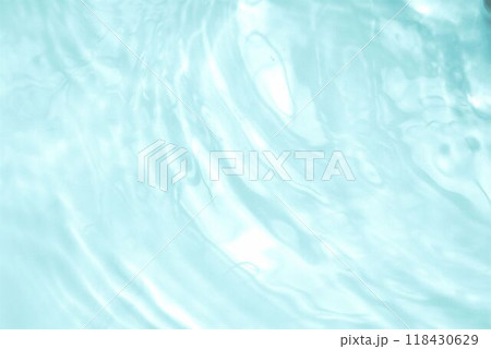 水面に反射する波紋 118430629