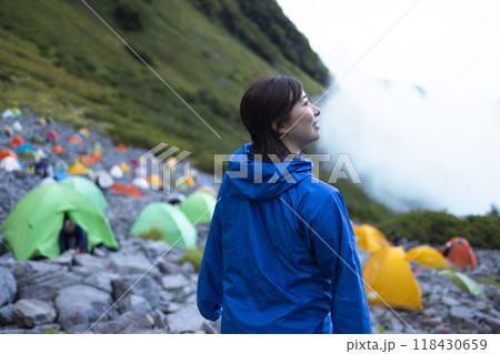 テント泊登山をする女性 118430659