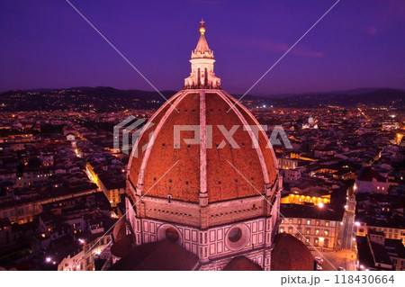 南欧イタリアのトスカーナ州フィレンツェ　世界遺産の歴史地区ジョットの鐘楼からのドゥオモクーポラの夜景 118430664