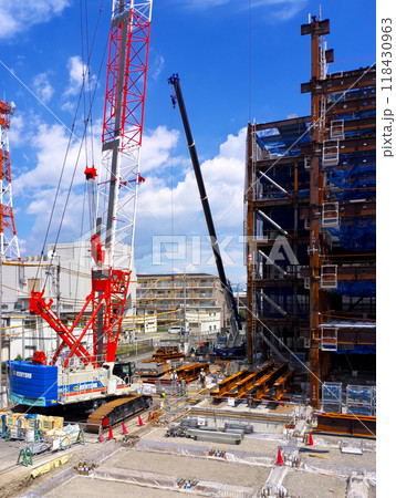 大型クレーンが稼働するビル建設現場 118430963