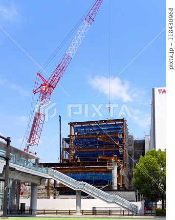 大型クレーンが稼働するビル建設現場 118430968