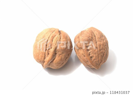 白背景に殻付きのクルミ 118431037