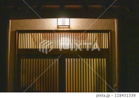 日本的な玄関灯と内玄関の照明 118431339