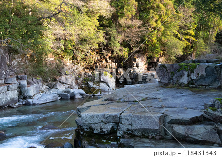 秋の養老渓谷の共栄橋からみた風景 118431343