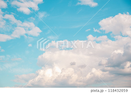 青空に浮かぶ雲 118432059
