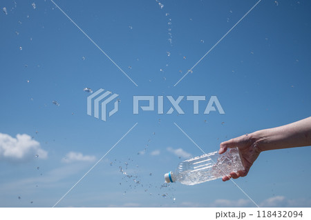 ペットボトルからあふれる水 118432094