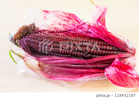 レンチンした鮮やかな赤紫色のトウモロコシ レンチンした鮮やかな赤紫色のトウモロコシ 118432197