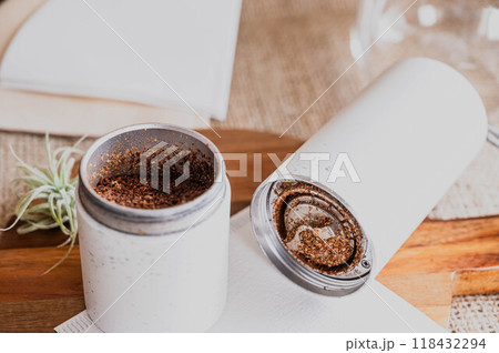 挽いたコーヒーとチャフ 挽いたコーヒーとチャフ 118432294