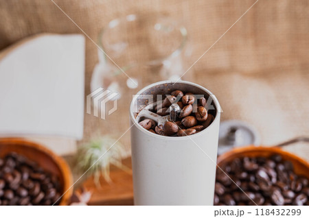 手挽きするコーヒー豆 118432299
