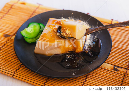 白ごま豆腐 きなこ・黒蜜がけ 白ごま豆腐 きなこ・黒蜜がけ 118432305