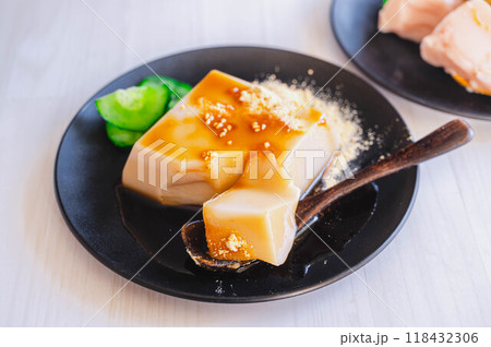 白ごま豆腐　きなこ・黒蜜がけ 118432306