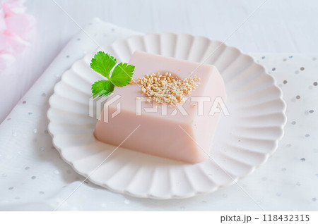 桜味の胡麻豆腐 118432315