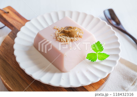 桜風味のごま豆腐　練りごま添え 118432316