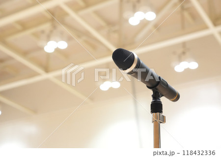 イベント会場のマイク 118432336