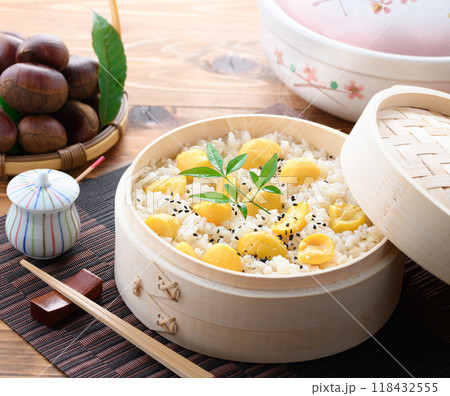 秋の味覚 わっぱに入れた 栗ご飯 118432555