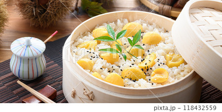 秋の味覚 わっぱに入れた 栗ご飯 118432559