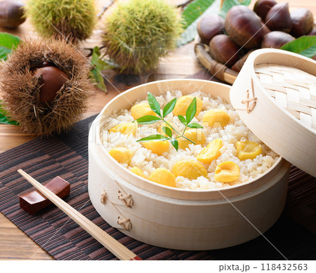 秋の味覚 わっぱに入れた 栗ご飯 118432563