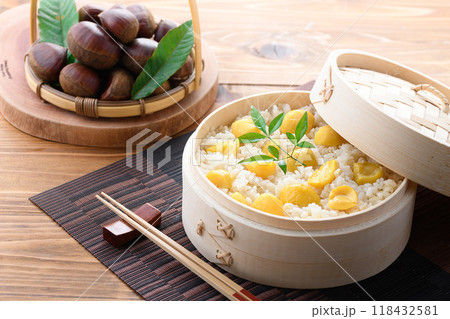 秋の味覚 わっぱに入れた 栗ご飯 118432581