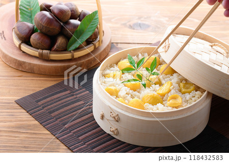 秋の味覚 わっぱに入れた 栗ご飯 118432583