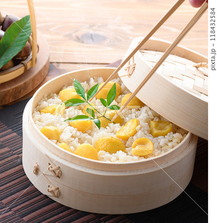 秋の味覚 わっぱに入れた 栗ご飯 118432584