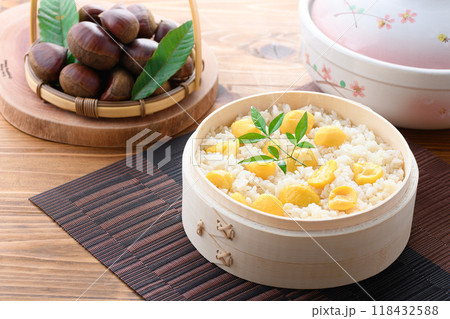 秋の味覚 わっぱに入れた 栗ご飯 118432588