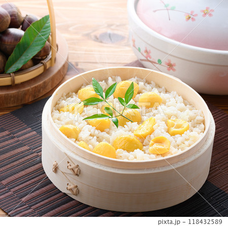 秋の味覚 わっぱに入れた 栗ご飯 118432589