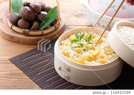 秋の味覚 わっぱに入れた 栗ご飯 秋の味覚 わっぱに入れた 栗ご飯 118432594