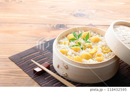 秋の味覚 わっぱに入れた 栗ご飯 118432595