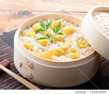 秋の味覚 わっぱに入れた 栗ご飯 118432600