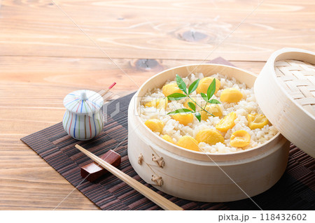 秋の味覚 わっぱに入れた 栗ご飯 118432602