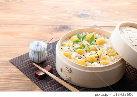 秋の味覚 わっぱに入れた 栗ご飯 118432606