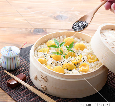 秋の味覚 わっぱに入れた 栗ご飯 118432611