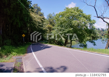 湖岸を巡る周遊道路 118432793